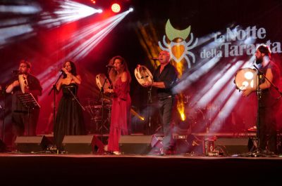 Notte della Taranta: boom di pubblico per la tappa leccese. Emiliano si scatena a Torrepaduli - Corriere Salentino