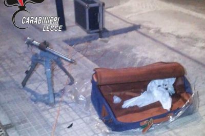 Due bagagli sospetti per le strade della festa e scatta l'allarme "bomba", intervengono gli artificieri - Corriere Salentino