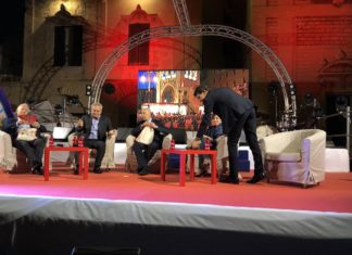 Il dibattito su informazione e disintermediazione con i grandi dei giornali. Accuse di casta e iniquità