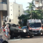 Schianto in città, un’auto si ribalta e una donna resta incastrata: paura ai Salesiani - Corriere Salentino