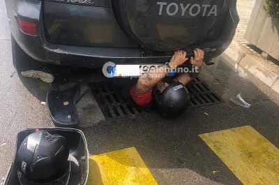 Centra un tombino con lo scooter, scivola sull'asfalto e si incastra sotto ad un suv - Corriere Salentino