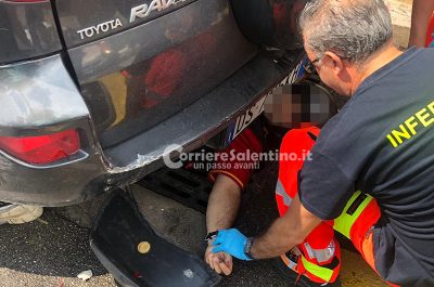 Centra un tombino con lo scooter, scivola sull'asfalto e si incastra sotto ad un suv - Corriere Salentino