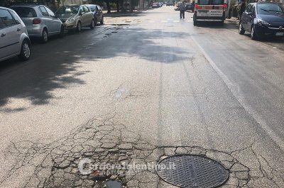 Centra un tombino con lo scooter, scivola sull'asfalto e si incastra sotto ad un suv - Corriere Salentino