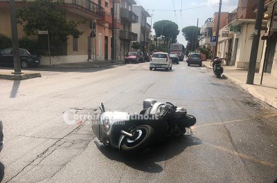 Centra un tombino con lo scooter, scivola sull'asfalto e si incastra sotto ad un suv - Corriere Salentino
