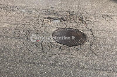 Centra un tombino con lo scooter, scivola sull'asfalto e si incastra sotto ad un suv - Corriere Salentino