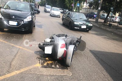 Centra un tombino con lo scooter, scivola sull'asfalto e si incastra sotto ad un suv - Corriere Salentino