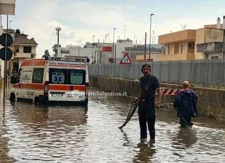 Maltempo: alberi caduti e case in fiamme, un’ambulanza resta bloccata nella strada allagata
