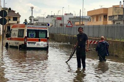 Maltempo: alberi caduti e case in fiamme, un’ambulanza resta bloccata nella strada allagata - Corriere Salentino