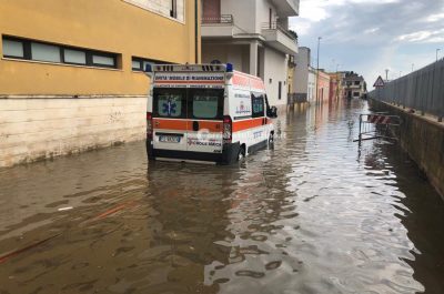 Maltempo: alberi caduti e case in fiamme, un’ambulanza resta bloccata nella strada allagata - Corriere Salentino