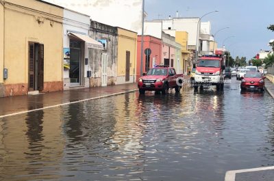Maltempo: alberi caduti e case in fiamme, un’ambulanza resta bloccata nella strada allagata - Corriere Salentino