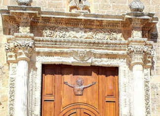 Castrignano del Capo, il 25 settembre l’inaugurazione del nuovo portale in legno della Chiesa madre