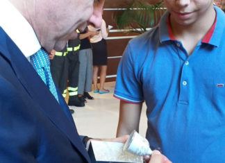 Il premier Conte incontra 13enne autistico a Lecce, ragazzo gli regala una campanella