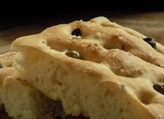 Ricetta del giorno: focaccia con olive, noci e timo