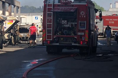 Fiamme nel deposito della Monteco, rogo distrugge tre mezzi: si indaga sulle cause - Corriere Salentino