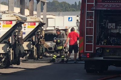 Fiamme nel deposito della Monteco, rogo distrugge tre mezzi: si indaga sulle cause - Corriere Salentino