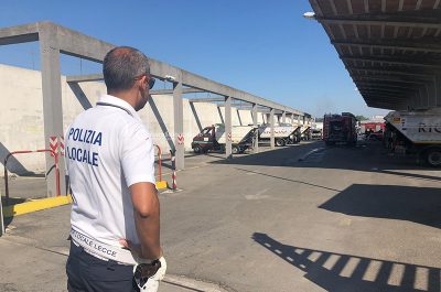 Fiamme nel deposito della Monteco, rogo distrugge tre mezzi: si indaga sulle cause - Corriere Salentino