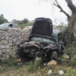 Esce fuori strada ed abbatte un muretto a secco, poi "vola" nei campi e resta incastrato nell'auto - Corriere Salentino