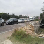 Esce fuori strada ed abbatte un muretto a secco, poi "vola" nei campi e resta incastrato nell'auto - Corriere Salentino