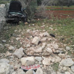 Esce fuori strada ed abbatte un muretto a secco, poi "vola" nei campi e resta incastrato nell'auto - Corriere Salentino