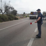Esce fuori strada ed abbatte un muretto a secco, poi "vola" nei campi e resta incastrato nell'auto - Corriere Salentino