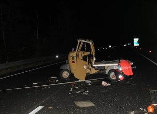 Violento schianto sulla 274 tra auto e motoape, due feriti: uno è grave