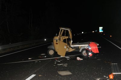 Violento schianto sulla 274 tra auto e motoape, due feriti: uno è grave - Corriere Salentino