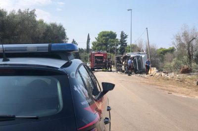 Furgone si ribalta lungo la Monteroni-Copertino, ferito incastrato tra le lamiere - Corriere Salentino
