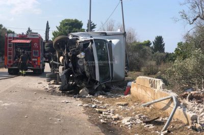 Furgone si ribalta lungo la Monteroni-Copertino, ferito incastrato tra le lamiere - Corriere Salentino