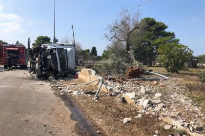 Furgone si ribalta lungo la Monteroni-Copertino, ferito incastrato tra le lamiere - Corriere Salentino