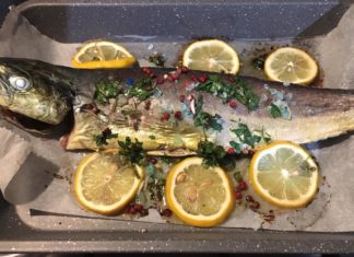 La ricetta del giorno: lampuga al forno con limone e pepe rosa