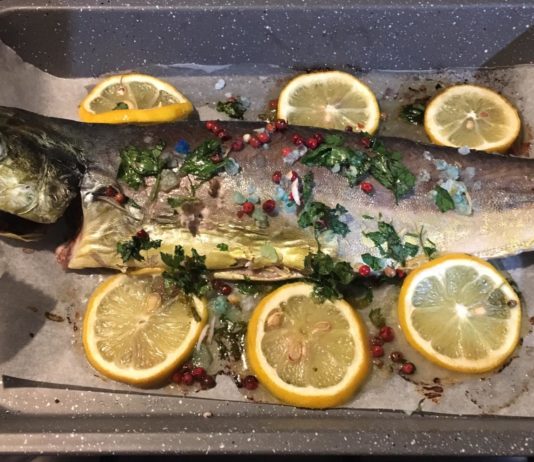 La ricetta del giorno: lampuga al forno con limone e pepe rosa