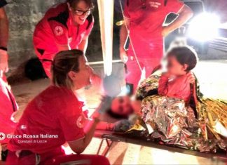 “Sos” da un’imbarcazione in avaria al largo di Leuca, a bordo 35 migranti: anche un bimbo di 15 mesi