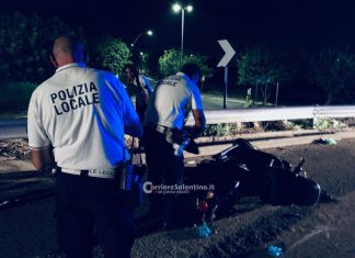 Perde il controllo dello scooter e finisce fuori strada, nulla da fare per un 39enne leccese