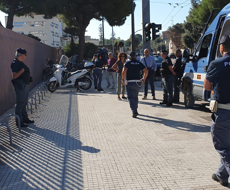 Gli “irriducibili” No Tap manifestano davanti alla Procura, ma il cantiere va avanti