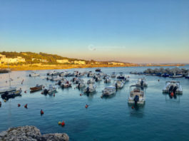 torna la cena in bianco, una lunghissima tavolata sul lungomare di santa caterina Attualità - Corriere Salentino