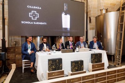 Schola Sarmenti presenta i suoi nuovi “cillenti” amori, un rosè brut e un bianco, in attesa del rosso - Corriere Salentino