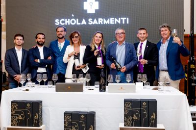 Schola Sarmenti presenta i suoi nuovi “cillenti” amori, un rosè brut e un bianco, in attesa del rosso - Corriere Salentino