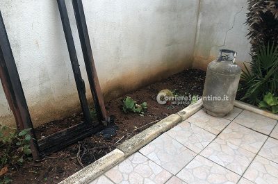 Maltempo: alberi caduti e case in fiamme, un’ambulanza resta bloccata nella strada allagata - Corriere Salentino