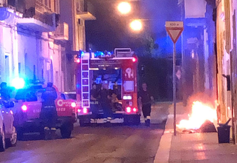 Vandali in azione nel rione San Pio, alle fiamme le pattumelle per la raccolta differenziata - Corriere Salentino
