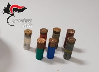 Tenta di estorcere denaro al fratello e lo minaccia di morte mostrandogli delle cartucce: in carcere