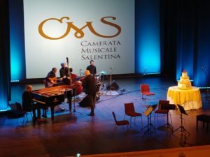 Il violinista Alessandro Quarta apre la stagione concertistica della CMS: una torta a tre piani per i 50 anni - Corriere Salentino