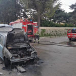 L'auto prende fuoco all'improvviso, automobilista riesce a scendere per tempo e si mette in salvo - Corriere Salentino