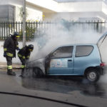 L'auto prende fuoco all'improvviso, automobilista riesce a scendere per tempo e si mette in salvo - Corriere Salentino