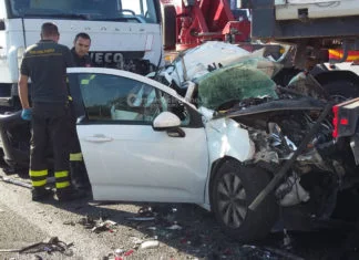 Tragedia sulla Lecce – Brindisi, auto resta schiacciata tra due camion: muore un’insegnante