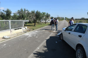 Auto fuori strada, mamma e figlia restano incastrate tra le lamiere: in "codice rosso" al Fazzi - Corriere Salentino