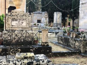 In migliaia hanno onorato il giorno dei defunti, Signore: “Superata la prova del decoro e della pulizia nel cimitero” - Corriere Salentino