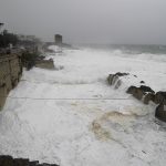 Le immagini paurose dei paesi costieri del Salento, onde altissime. Polemiche contro alcuni sindaci - Corriere Salentino