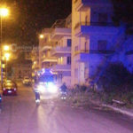 Vento e pioggia sferzano Gallipoli: "spazzati" via alberi, cartelloni e impalcature. Danni e disagi - Corriere Salentino