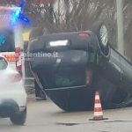 Paura all’uscita di Lecce, auto si ribalta: in due soccorsi dalle ambulanze del 118 - Corriere Salentino