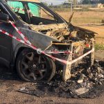 Rogo alla periferia di Lecce, alle fiamme la Jeep di una bancaria: nei filmati l'autore del raid - Corriere Salentino